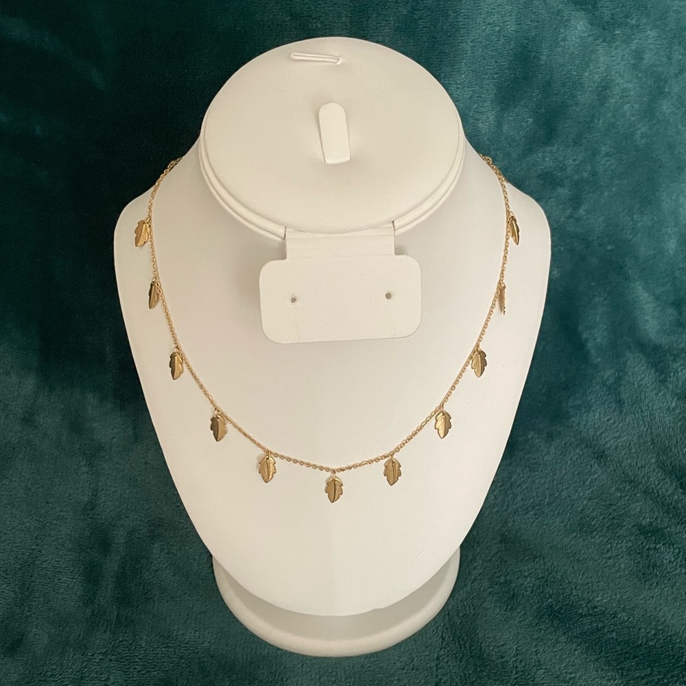 Avon vintage gold tone dainty leaf dropper charm necklace